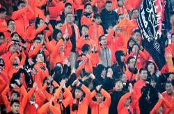 华体会APP-裁判临场抉择引发争议，球迷热议不休