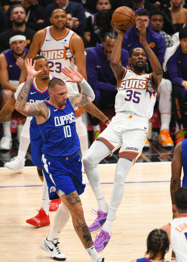 太阳队客场取胜掘金队，展现出强大的客场实力