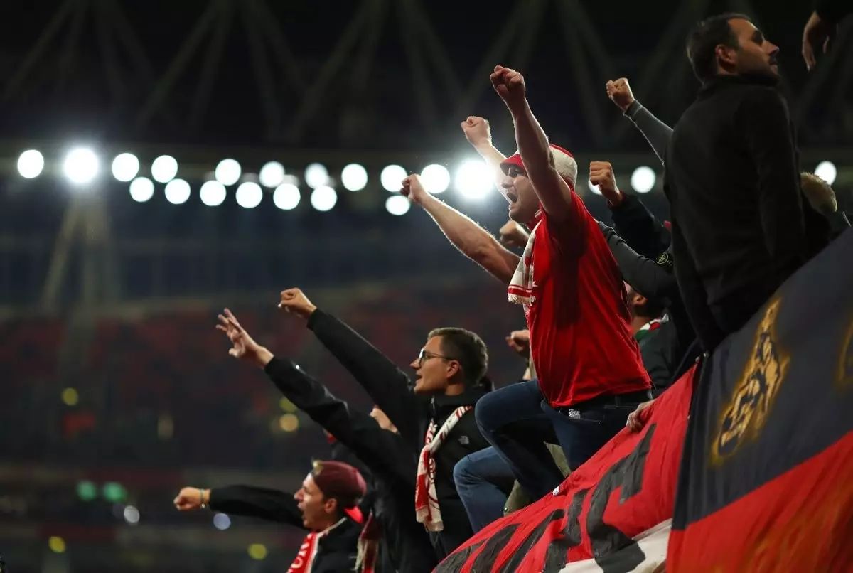 包含科隆球迷齐聚球场，助威支持球队的词条