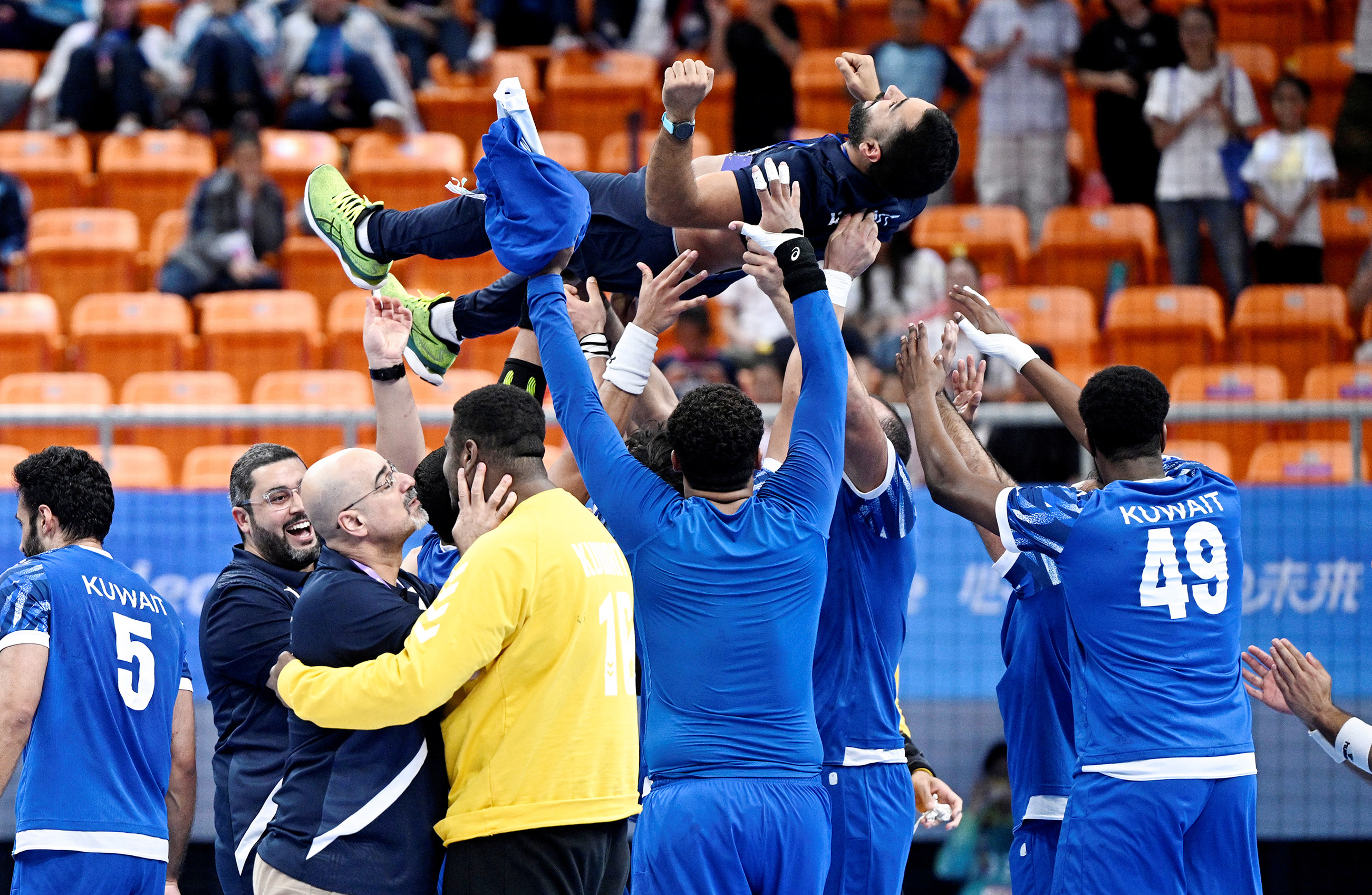 包含科隆球迷齐聚球场，助威支持球队的词条