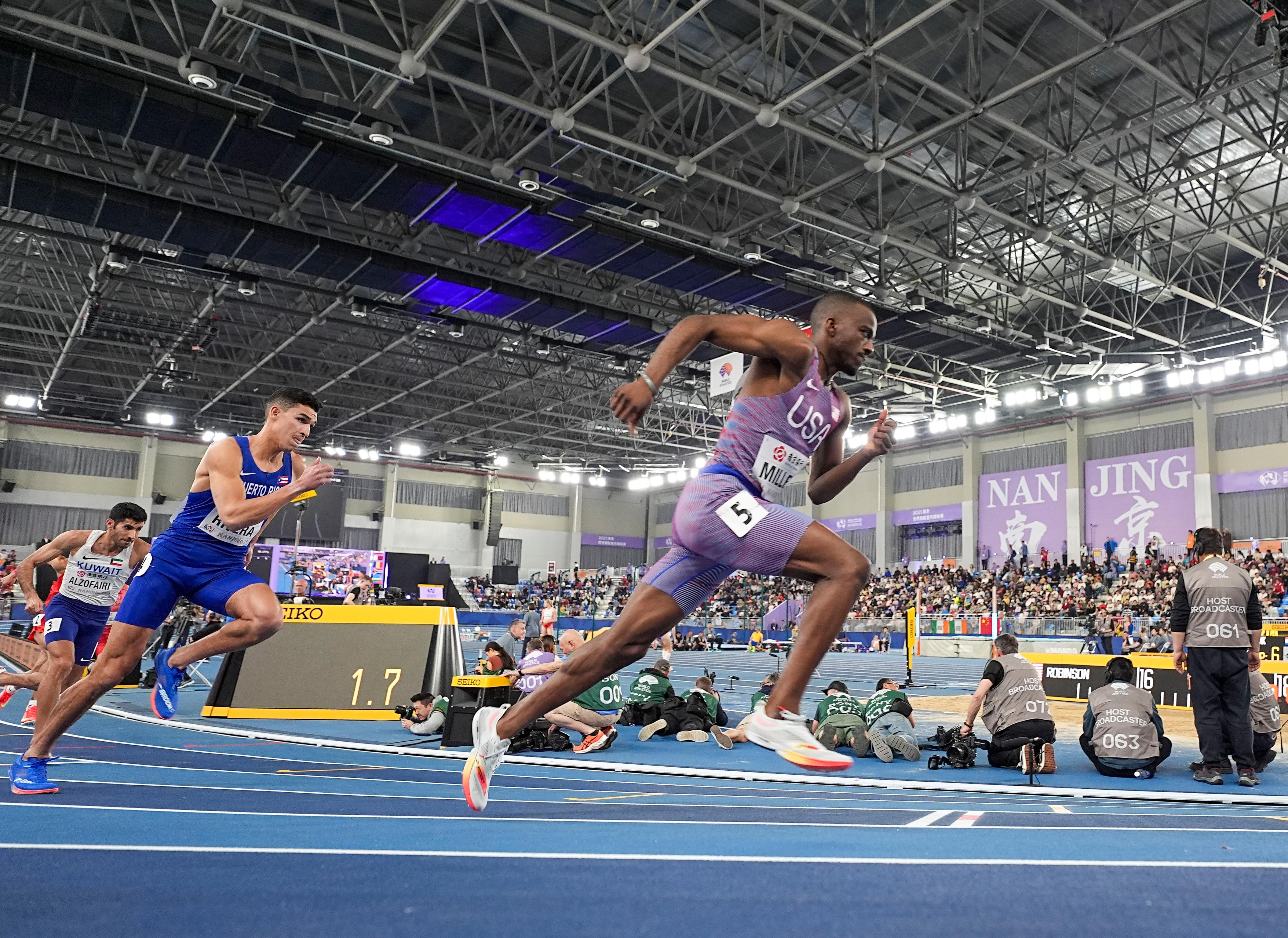 激动人心的比赛中,队员展现出色表现 激动人心的比赛中,队员展现出色表现