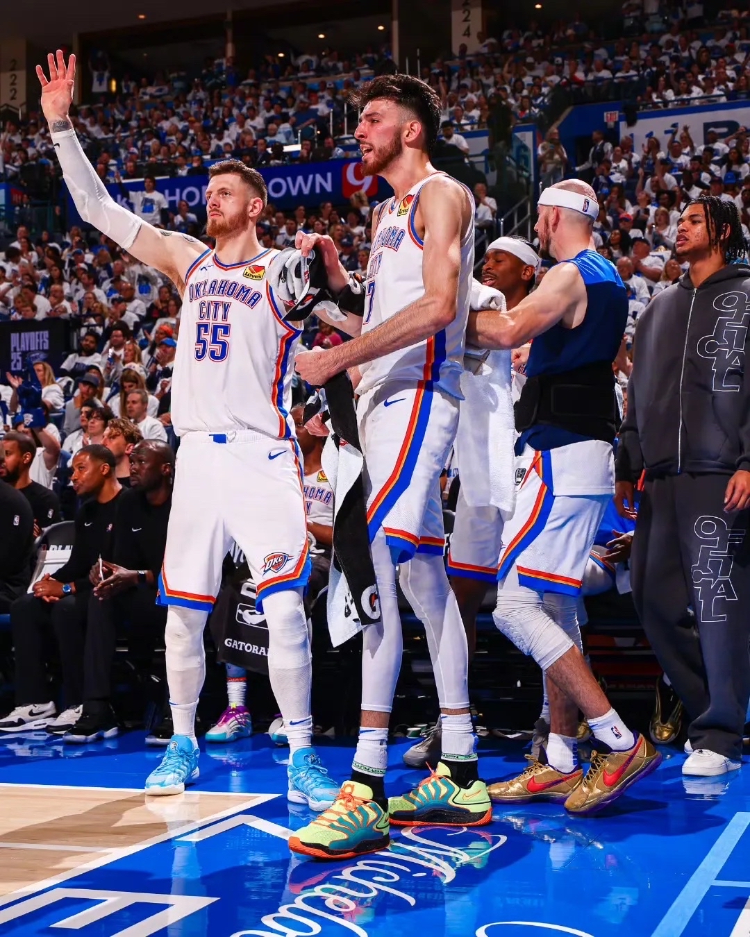 雷霆再遇灰熊,保罗关键时刻发挥引领团队夺胜 雷霆再遇灰熊,保罗关键时刻发挥引领团队夺胜