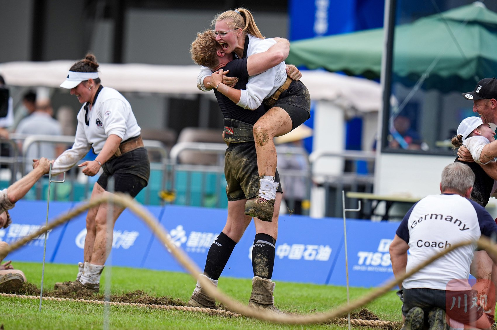 瑞士铁人三项选手全面发力，勇夺冠军