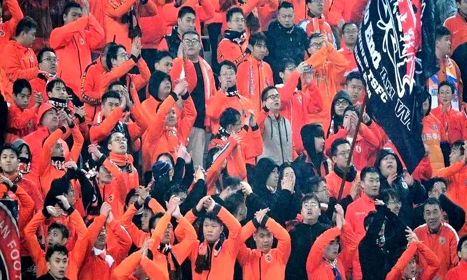 裁判临场抉择引发争议，球迷热议不休